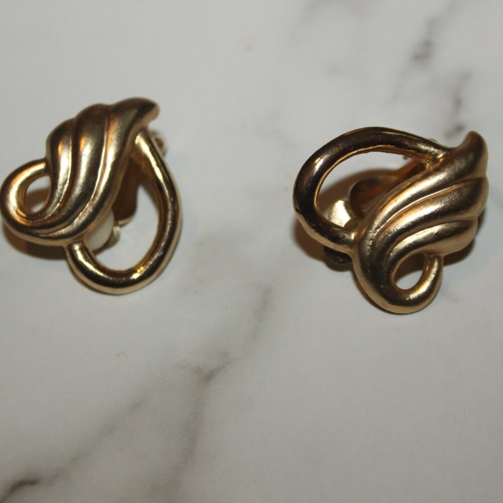 VINTAGE 1970 Clip On Earrings Gold Brass Art to Wear Retro Earrings Classic Work